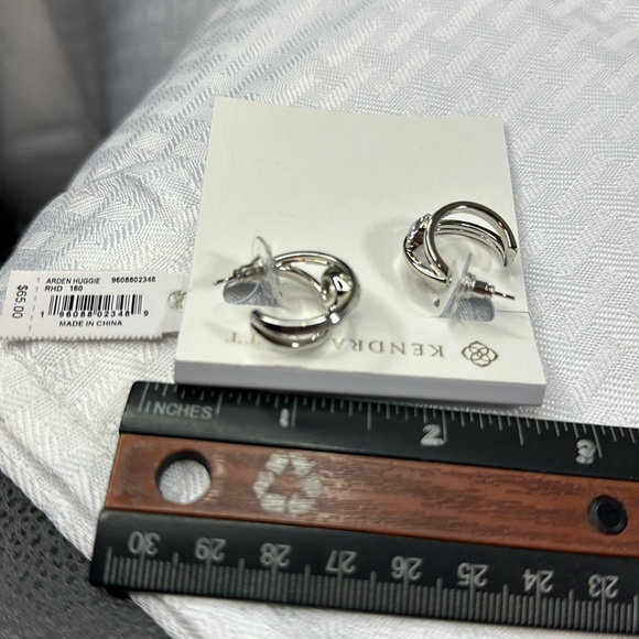 KENDRA SCOTT EARRINGS “ARDEN” HUGGIE RHODIUM NWT - Picture 4 of 4